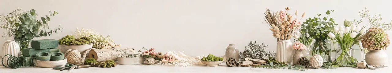Assortiment bloemschikmateriaal met steekschuim, decoratiemateriaal, droogbloemen, kunstbloemen en groen