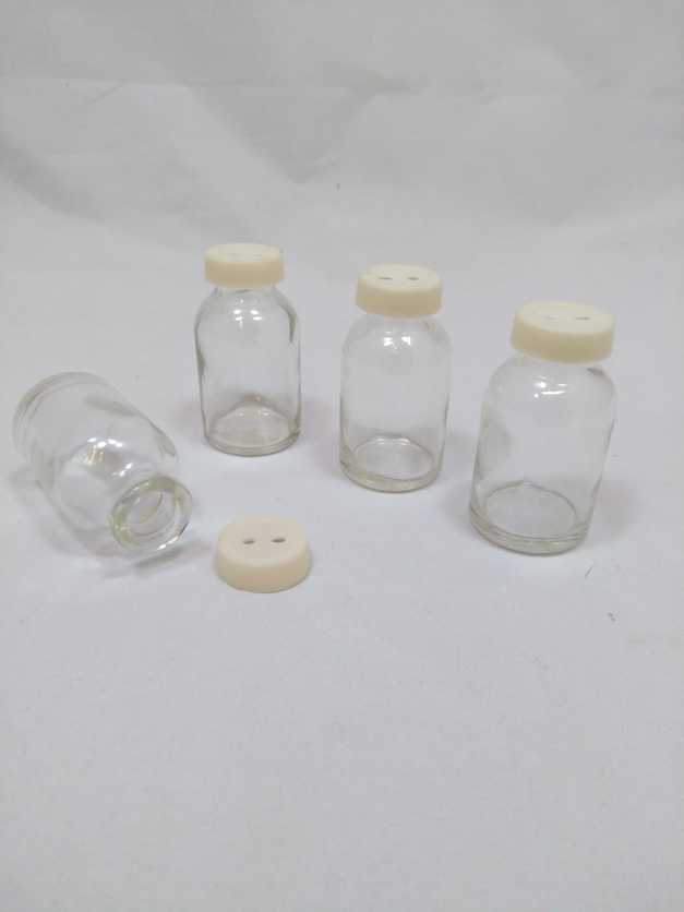 Table vase mini bouteille avec capuchon en plastique 2 trous H 6 cm D 3 cm 110 p.