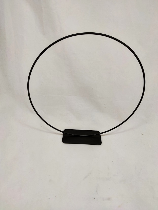 Bracelet sur socle 30 cm noir