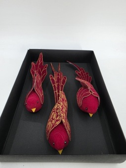 Oiseaux en velours sur clip 17-20 cm 3 pcs. rouge