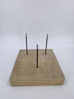3 Pins auf Holzfuß 24 x 24 cm
