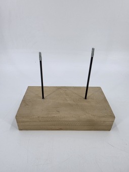 Doppelpin auf Holzfuß 24 x 13 cm