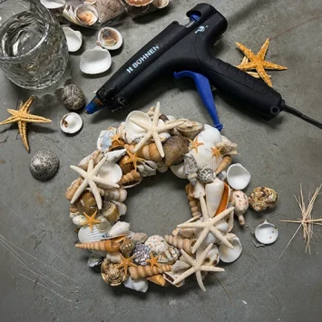 DIY-pakket Schelpenkrans 15 20 25 30 cm met zeesterren hortensia en zeegras ontwerp Carlein Tukkers - Dentergem - bloemschikm