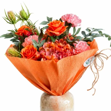 Kunstboeket luxe zalmroze zijden bloemen 65 cm 10 takken met rozen anjers hortensia distel en varen voor cadeau en woondecora